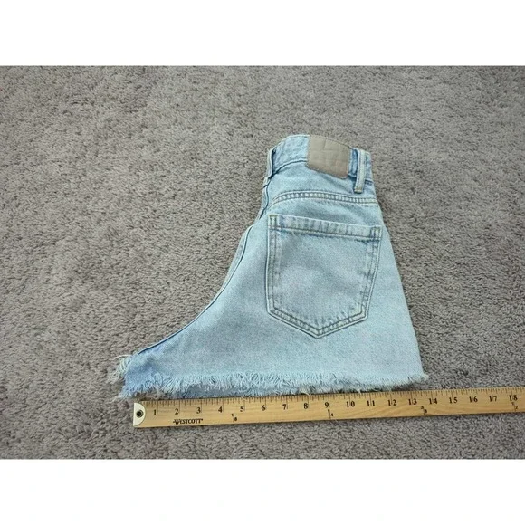 PULL & BEAR Cutoff Shorts Womens 26 Light Wash Denim Frayed Hem Hot Pants‎ - Picture 6 of 7